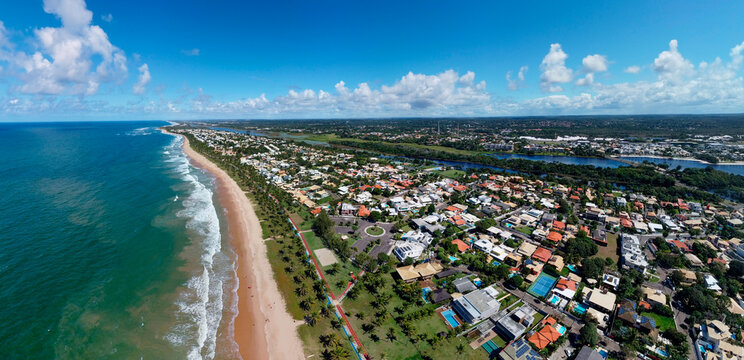 Imagem a&eacute;rea da praia de Guarajuba, localizada a 42 km de Salvador, no munic&iacute;pio de Cama&ccedil;ari, Bahia, Brasil