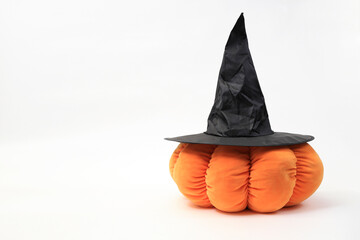 Calabaza con sombrero de Brujas. Concepto Halloween. con espacio para Texto. Peluche Calabaza 