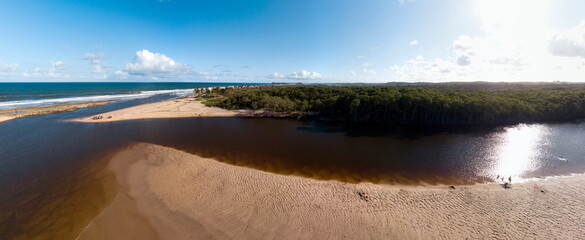 Obraz premium Imagem aérea da Praia do Porto de Sauipe, localizada a 108 km de Salvador, no município de Entre Rios, Bahia, Brasil