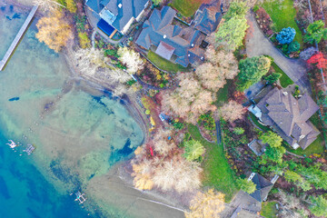 カナダ、ブリティッシュコロンビア州、ケロウナのワイナリーがある湖畔をドローンで撮影した風景 A drone view of the lakeside with wineries in Kelowna, British Columbia, Canada.