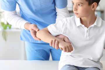 Obraz premium Physiotherapist working with boy in rehabilitation center