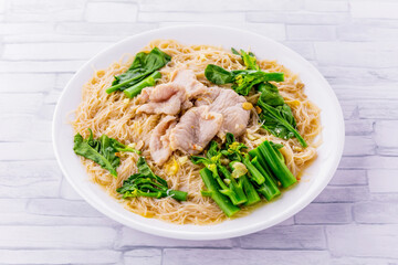 Rice noodles with pork in thick gravy