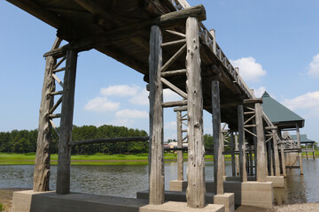 日本一の木造三連太鼓橋　富士見湖の鶴の舞橋　丸太の橋脚　青森県北津軽郡鶴田町