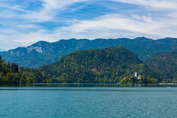 スロベニア　ブレッド湖に浮かぶブレッド島に建つ聖マリア教会と後ろに広がるユリアン・アルプス