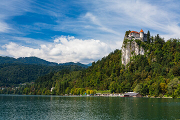 Fototapeta na wymiar スロベニア　ブレッド湖と崖の上に建つブレッド城