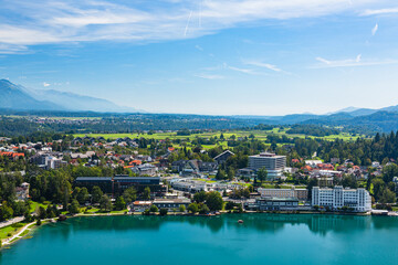 Fototapeta na wymiar スロベニア　ブレッド城から望むブレッド湖ほとりの街並み