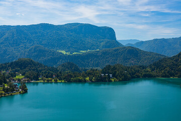 Fototapeta na wymiar スロベニア　ブレッド城から望むブレッド湖と後ろに広がるジュリア・アルプス