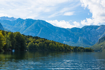 スロベニア　ボーヒニ湖と後ろに広がるジュリア・アルプス
