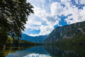 Fototapeta na wymiar スロベニア　ボーヒニ湖と後ろに広がるジュリア・アルプス