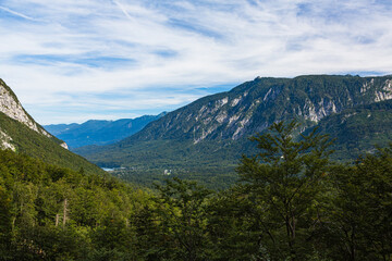 Fototapeta na wymiar スロベニア　ボーヒニのサヴァイツア滝から見えるボーヒニ湖