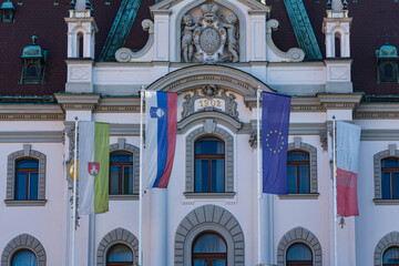 スロベニア　リュブリャナの新市街のリュブリャナ大学 - obrazy, fototapety, plakaty