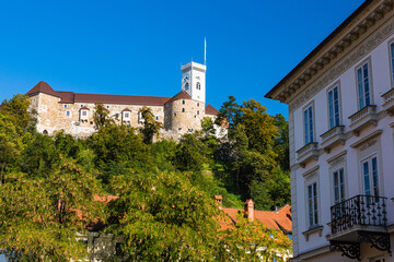 Fototapeta na wymiar スロベニア　リュブリャナの市街地から見上げるリュブリャナ城