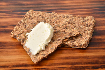 Wholegrain crackers and cream cheese