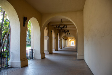 Obraz premium View of the arches of the covered walkway at Balboa Park in San Diego, CA.