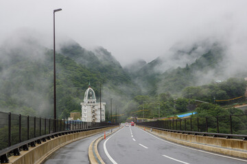 湯の山かもしか大橋から見る霧がかる湯の山温泉
