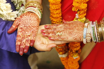 henna on hands