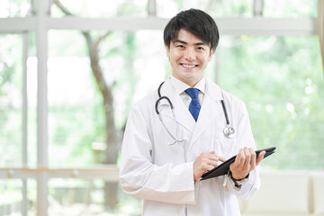 病院で働く男性医師