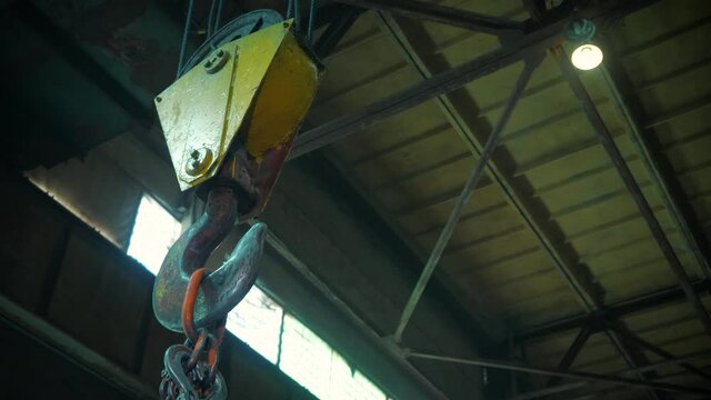 The telfer moves the hook from right to left. Lifting loads at the factory