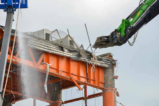 ビルの解体工事現場