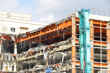 ビルの解体工事現場