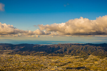 紀の川市周辺の平野部と和泉山脈をパラグライダーから空撮。和歌山県和歌山市の秋、12月