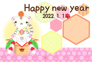 2022年賀状テンプレート　ピンクの亀甲の枠と吉祥文様背景にお正月の鏡餅風のかわいい白虎と金文字