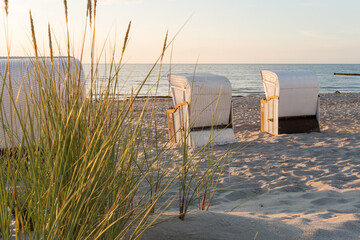 Den Sonnenuntergang im Strandkorb an der Ostsee geniessen