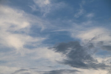 雲がある夏の青空