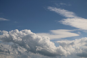 雲がある夏の青空