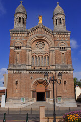 Fototapeta na wymiar Façade de la basilique Notre Dame De La Victoire à Saint Raphael dans le Var.