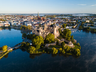 Das Schweriner Schloss am frühen Morgen