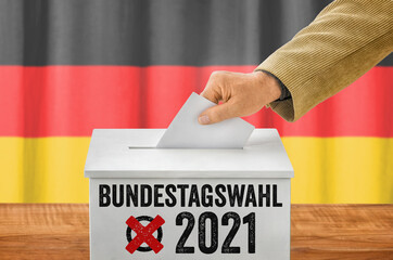 Mann wirft Stimmzettel in Wahlurne - Bundestagswahl 2021