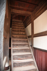 屋根裏へ続く階段
