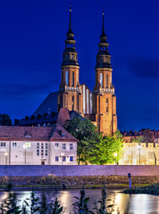 Fototapeta na wymiar katedra Podwyższenia Krzyża w Opolu (Polska) widok nocą