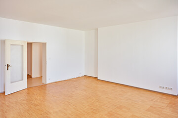 Wnad mit Tür in einem leeren Raum einer Wohnung