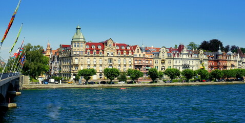 Fototapeta na wymiar Uferpromenade mit schönen alten Jugendstil - Häusern in Konstanz am Bodensee unter blauem Himmel