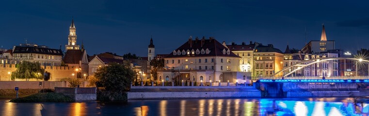 Opole panorama Starego Miasta nocą z widoczną katedrą, murami miejskimi nad rzeką Odrą i ratuszem - obrazy, fototapety, plakaty