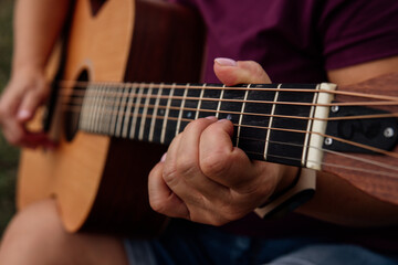 Obraz na płótnie Canvas girl playing guitar, learning guitar