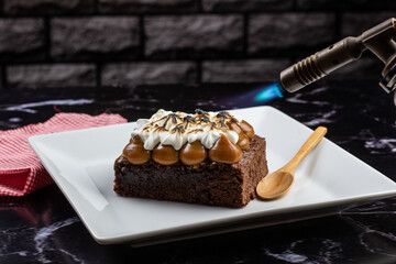 Brownie de chocolate con dulce de leche y merengue. Pasteleria argentina