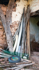 Obraz premium Tablones de madera y rueda oxidada en viejo granero de ladrillo abandonado