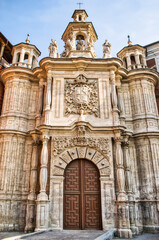 Fototapeta na wymiar Hermosa fachada de estilo barroco siglo XVII de la iglesia San Juan de Letrán en Valladolid, España