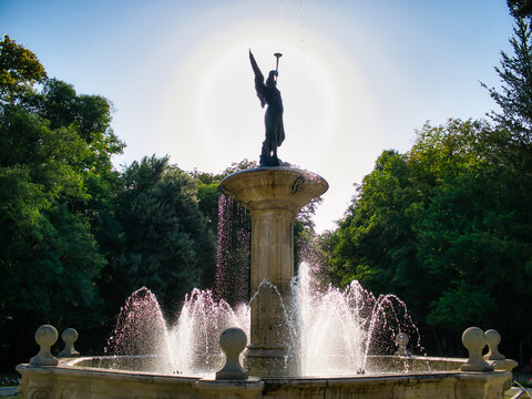 La hermosa fuente de la fama a contraluz en el parque Campo Grande de Valladolid, Espa&ntilde;a