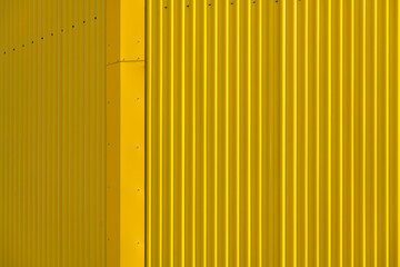 Fassade gelb Profil Blech Farbe intensiv Hintergrund parallel Linien Schrauben Befestigung Sonne...