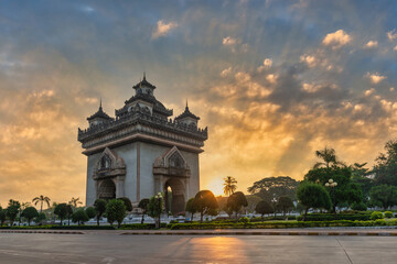 Obraz premium Vientiane Laos, sunrise city skyline at Patuxai (Patuxay) the most famous landmark in Vientiane
