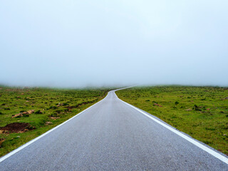 Carretera de montaña entre la niebla