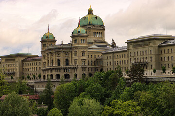 Fototapeta na wymiar Bundesstadt Bern; Blick von der Kirchenfeldbrücke zum Bundeshaus