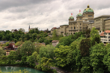 Fototapeta na wymiar Bundesstadt Bern; Blick von der Kirchenfeldbrücke zum Bundeshaus hoch über der Aare mit Münzrain