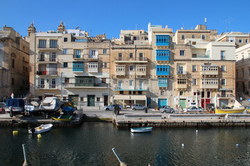 Fototapeta na wymiar flat buildings and quay in senglea in malta 