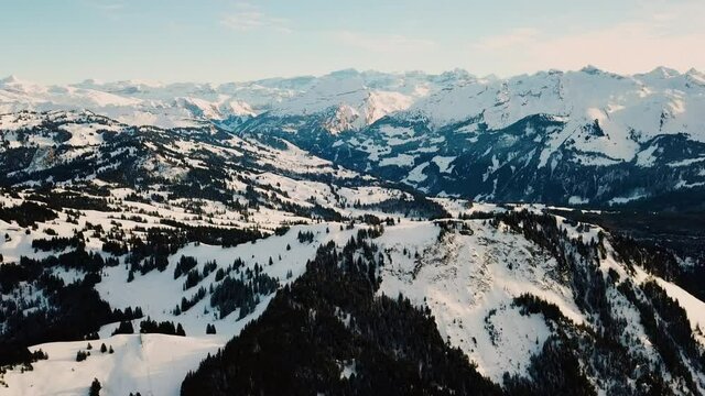 Glarner Alpen im Winter Drohne langsam nach Unten