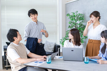 オフィスでビジネスミーティングをする会社員